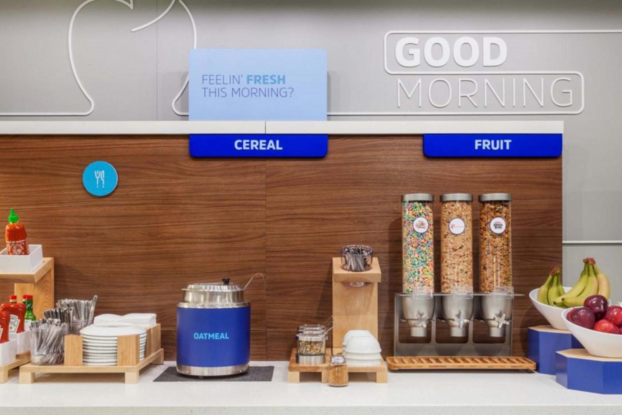 Holiday Inn Express Hotel & Suites Columbus By Ihg Exteriör bild