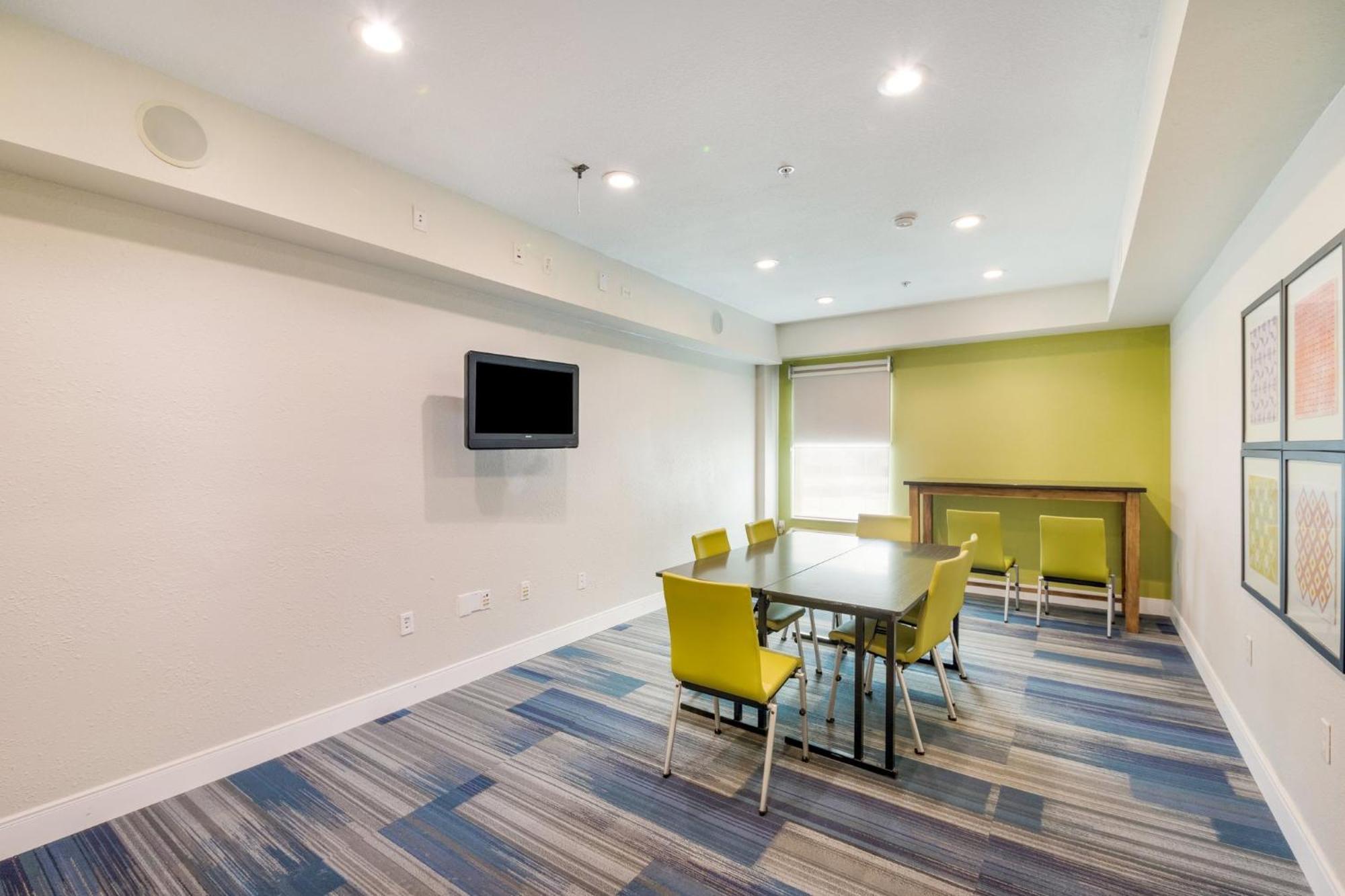 Holiday Inn Express Hotel & Suites Columbus By Ihg Exteriör bild