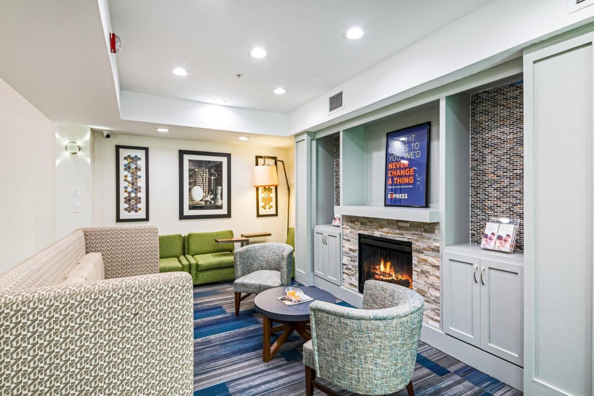 Holiday Inn Express Hotel & Suites Columbus By Ihg Exteriör bild