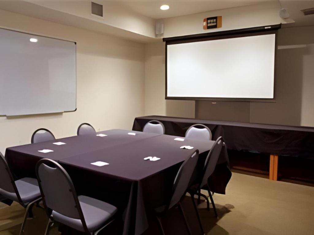 Holiday Inn Express Hotel & Suites Columbus By Ihg Exteriör bild