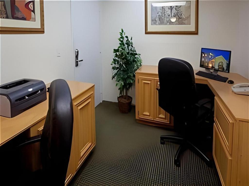 Holiday Inn Express Hotel & Suites Columbus By Ihg Exteriör bild