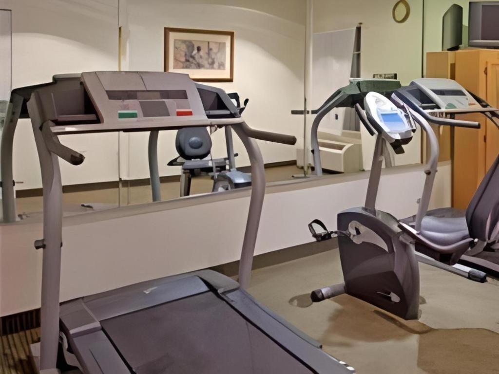 Holiday Inn Express Hotel & Suites Columbus By Ihg Exteriör bild