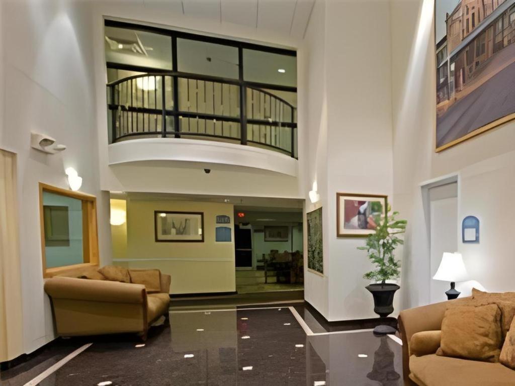Holiday Inn Express Hotel & Suites Columbus By Ihg Exteriör bild