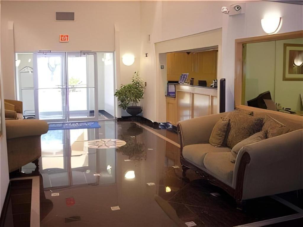 Holiday Inn Express Hotel & Suites Columbus By Ihg Exteriör bild