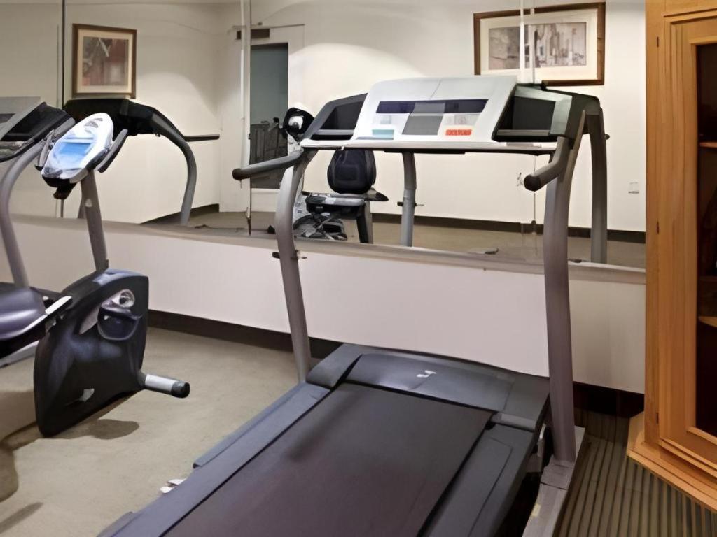 Holiday Inn Express Hotel & Suites Columbus By Ihg Exteriör bild