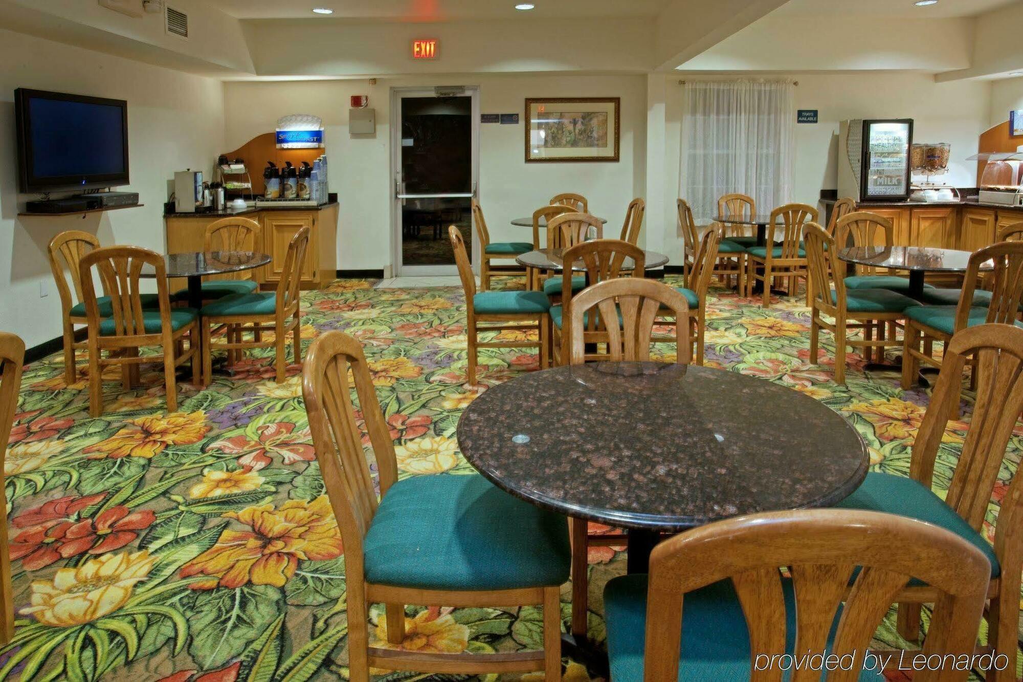 Holiday Inn Express Hotel & Suites Columbus By Ihg Exteriör bild