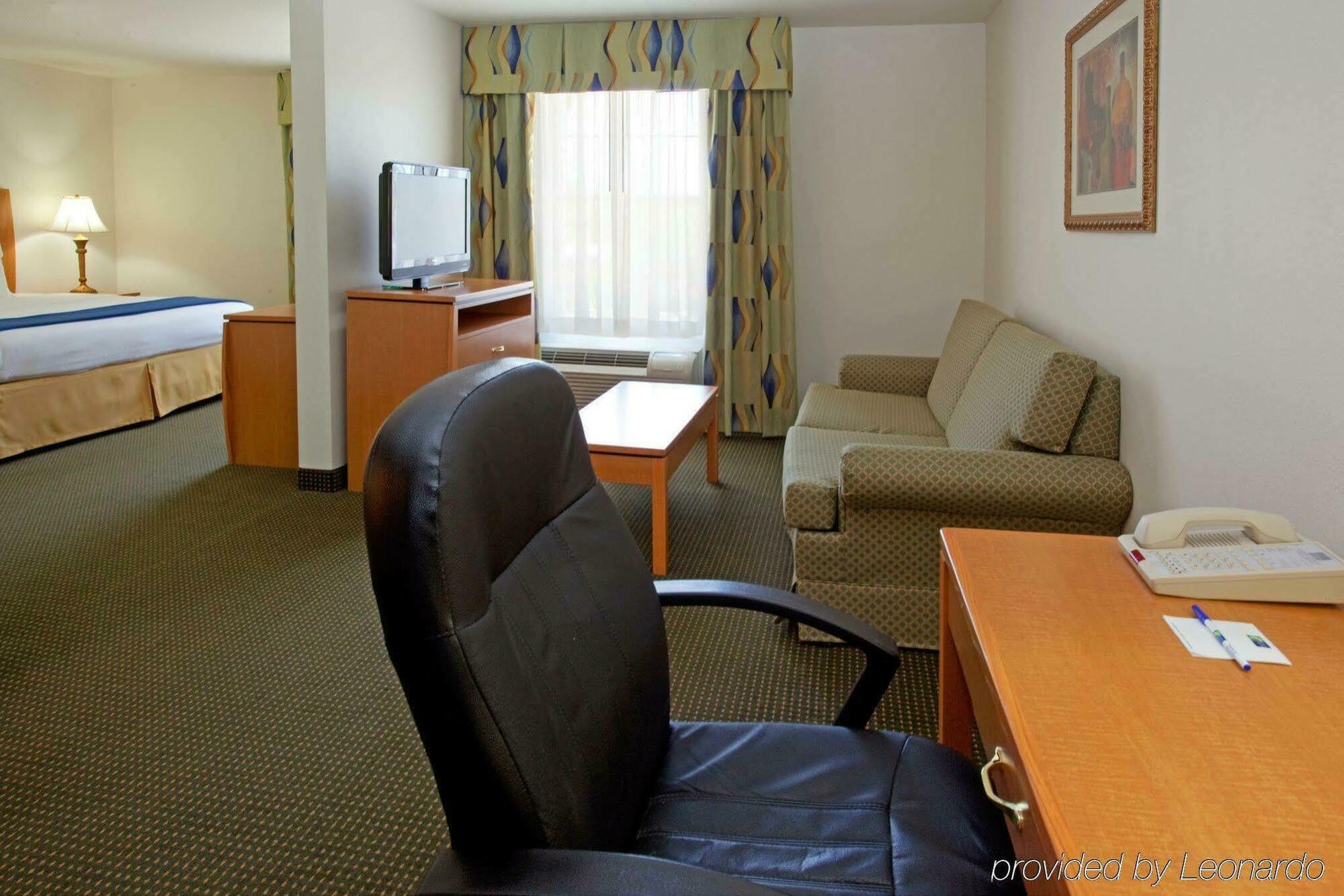 Holiday Inn Express Hotel & Suites Columbus By Ihg Exteriör bild