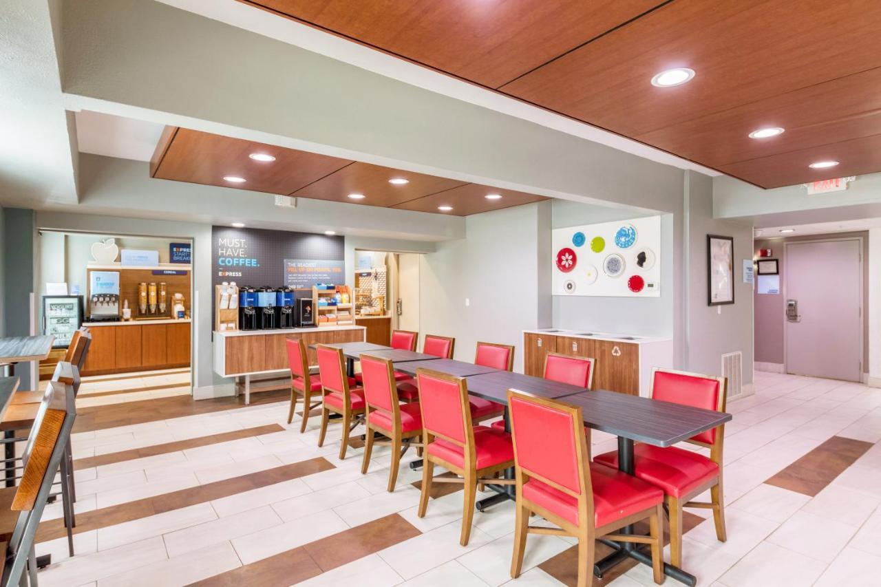 Holiday Inn Express Hotel & Suites Columbus By Ihg Exteriör bild